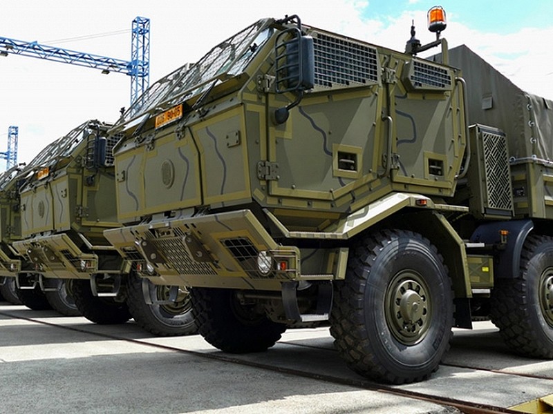 Ministr obrany převzal další nové vozy Tatra